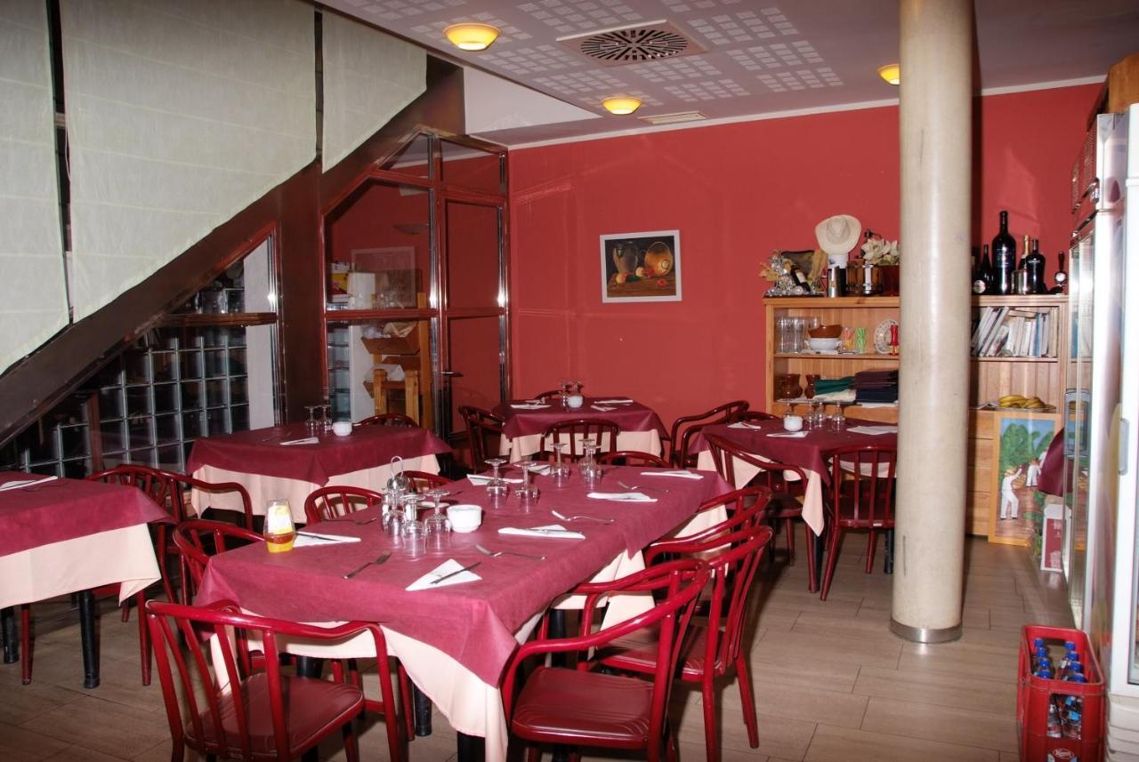 Hostal Restaurante Baraka Alagón Buitenkant foto